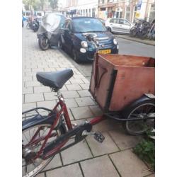 Grote bakfiets met gordels,bankjes uitneembaar.