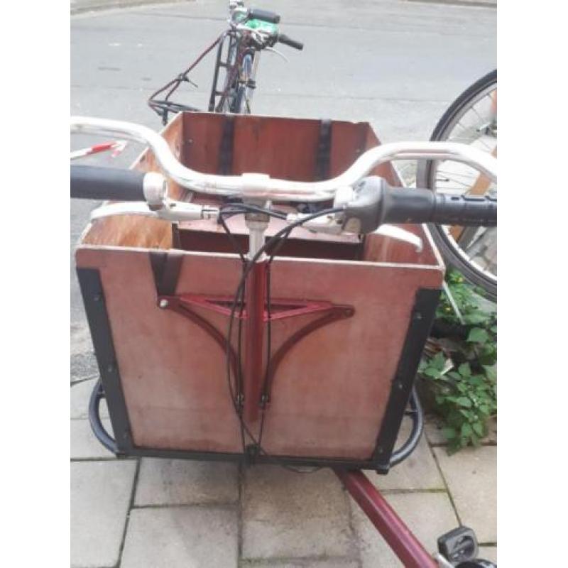 Grote bakfiets met gordels,bankjes uitneembaar.