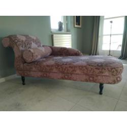 Design chaise longue met zwarte houten poten