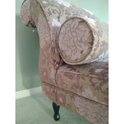 Design chaise longue met zwarte houten poten