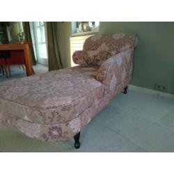 Design chaise longue met zwarte houten poten