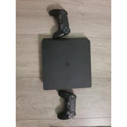 Ps4 slim + 2 controllers