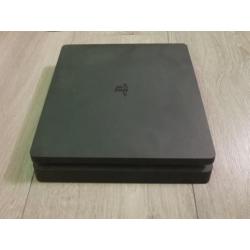 Ps4 slim + 2 controllers