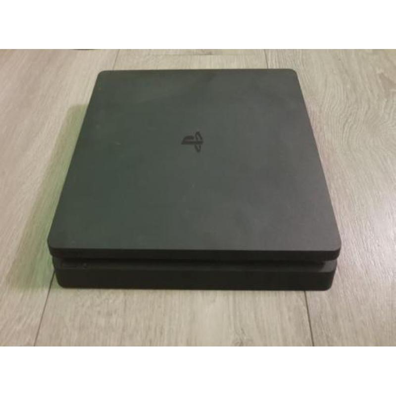 Ps4 slim + 2 controllers