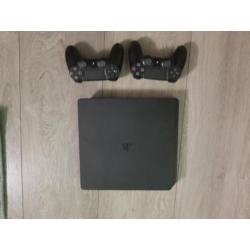 Ps4 slim + 2 controllers