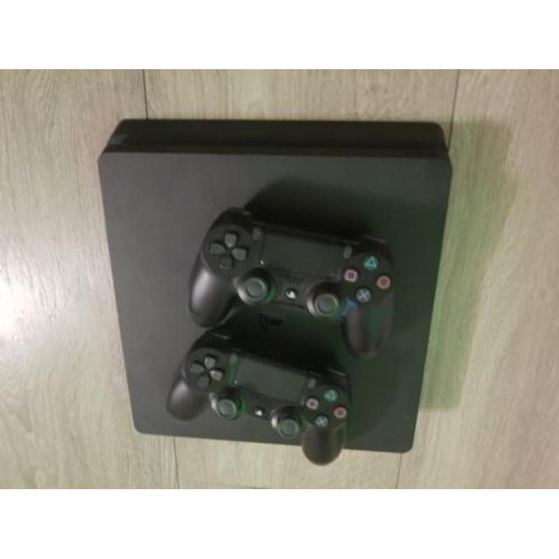 Ps4 slim + 2 controllers